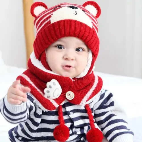 Image of Charming cartoon bear baby beanie and scarf set for cosy winter style. Ideal for ages 6m-3y. Order now at OleOle.