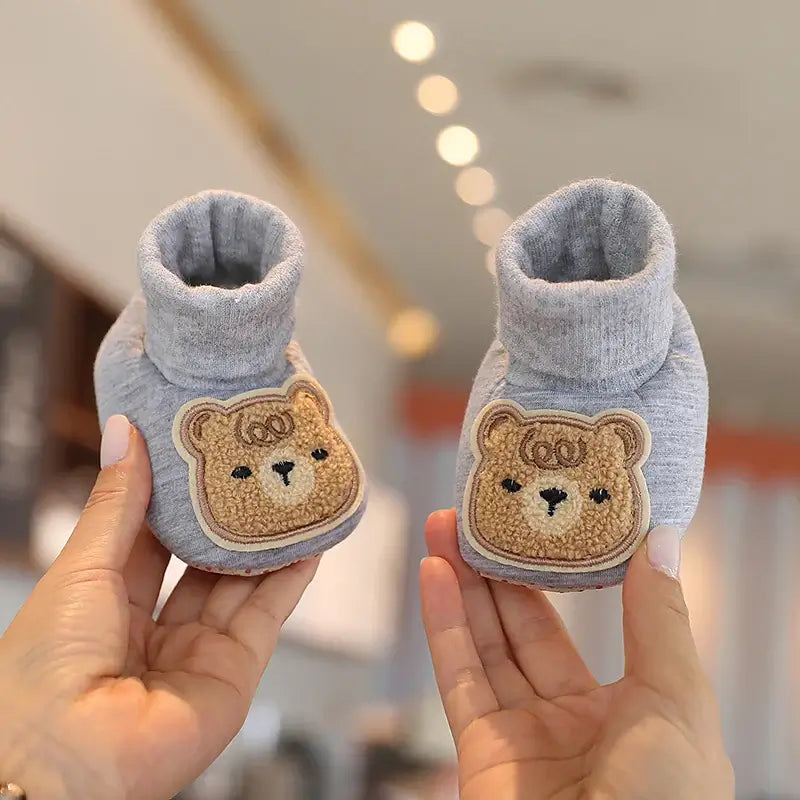 Anime design winter shoes for newborns, plush warmth, soft cloth sole, winter protection, suitable for baby aged 0-18 months.