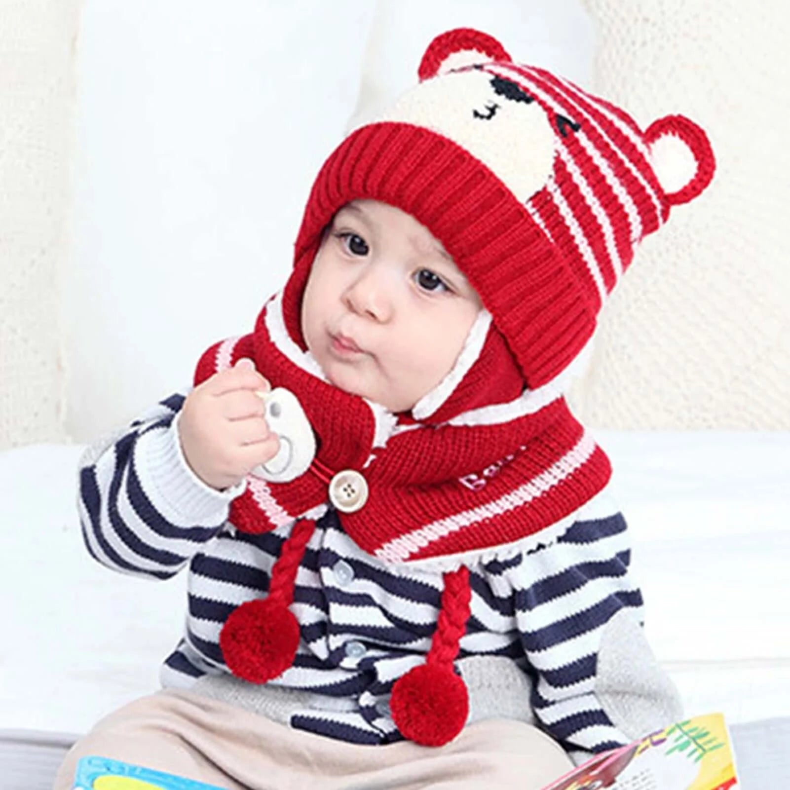 Image of Charming cartoon bear baby beanie and scarf set for cosy winter style. Ideal for ages 6m-3y. Order now at OleOle.