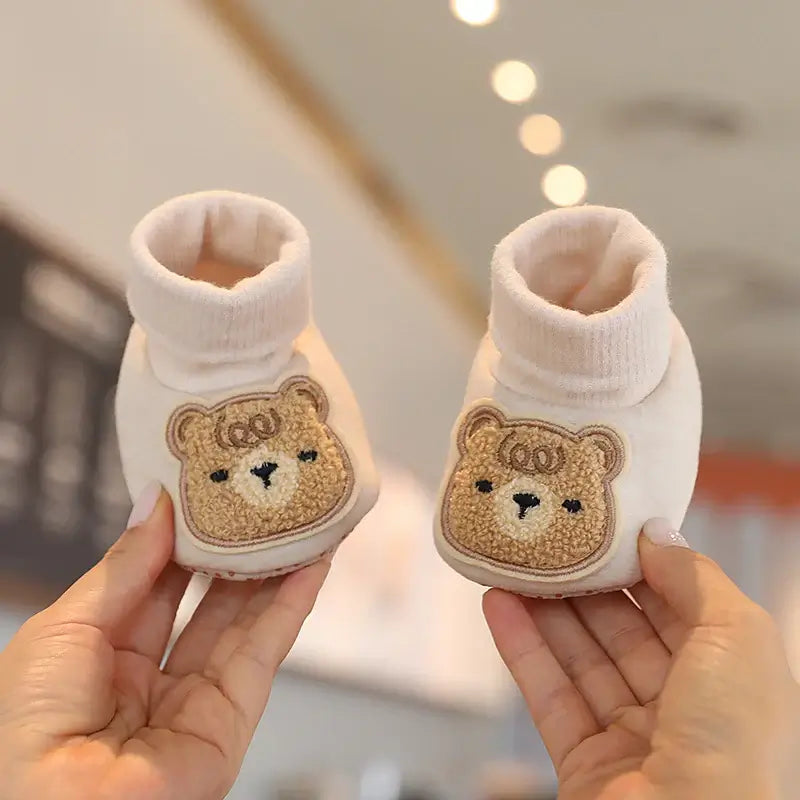 Anime design winter shoes for newborns, plush warmth, soft cloth sole, winter protection, suitable for baby aged 0-18 months.