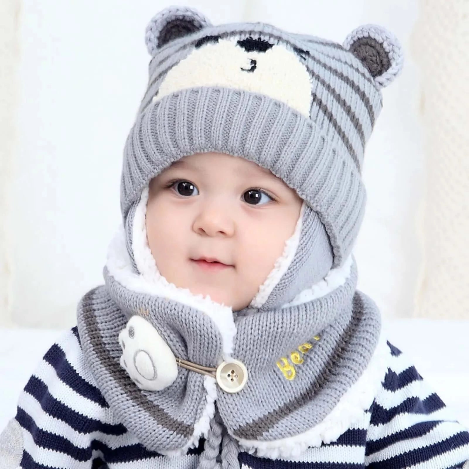 Image of Charming cartoon bear baby beanie and scarf set for cosy winter style. Ideal for ages 6m-3y. Order now at OleOle.