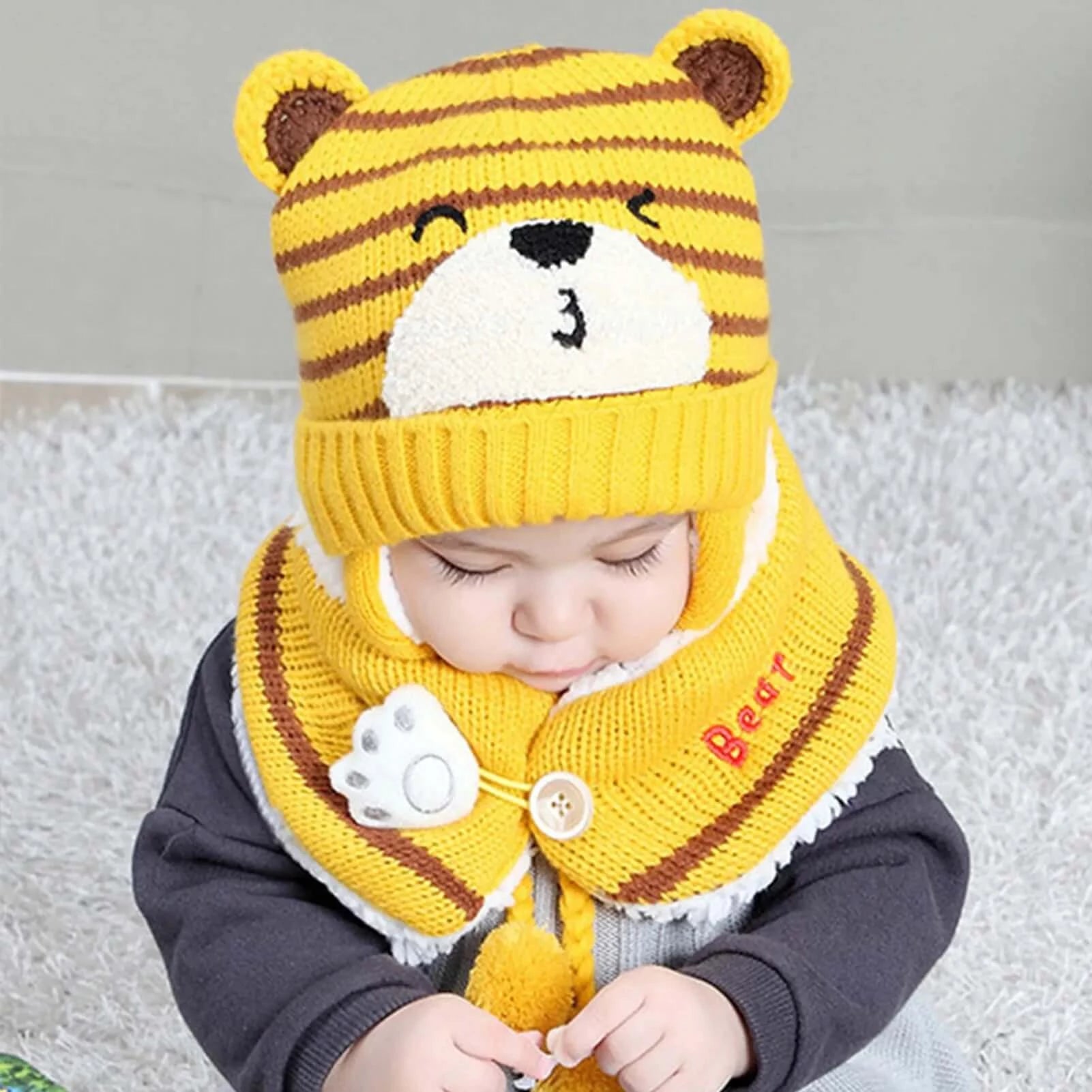 Image of Charming cartoon bear baby beanie and scarf set for cosy winter style. Ideal for ages 6m-3y. Order now at OleOle.