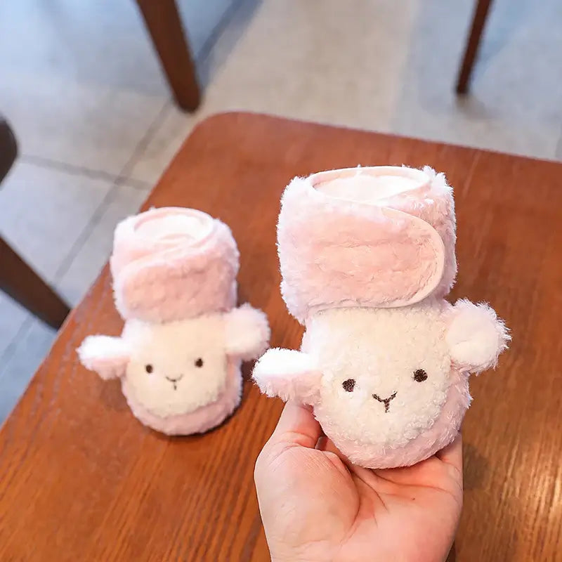 Anime design winter shoes for newborns, plush warmth, soft cloth sole, winter protection, suitable for baby aged 0-18 months.