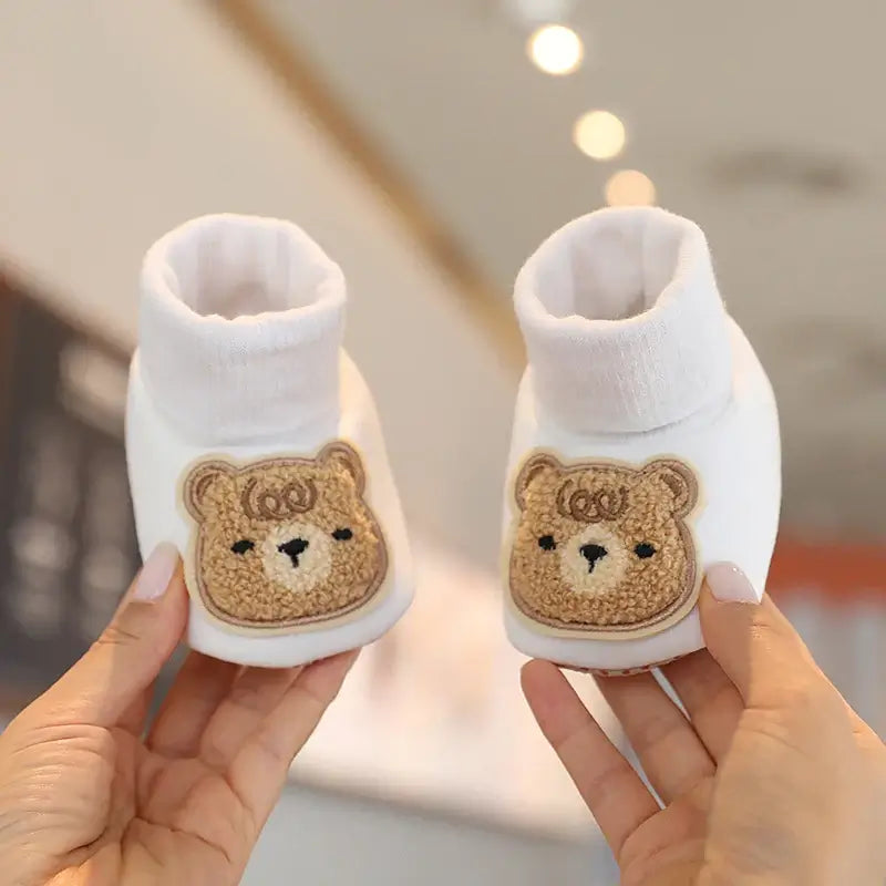 Anime design winter shoes for newborns, plush warmth, soft cloth sole, winter protection, suitable for baby aged 0-18 months.