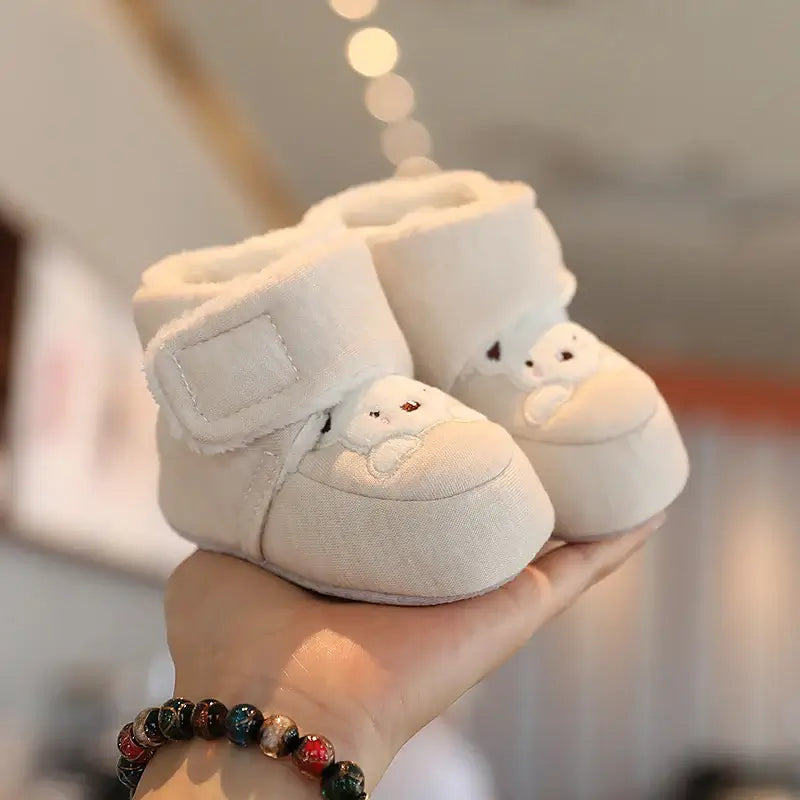 Anime design winter shoes for newborns, plush warmth, soft cloth sole, winter protection, suitable for baby aged 0-18 months.