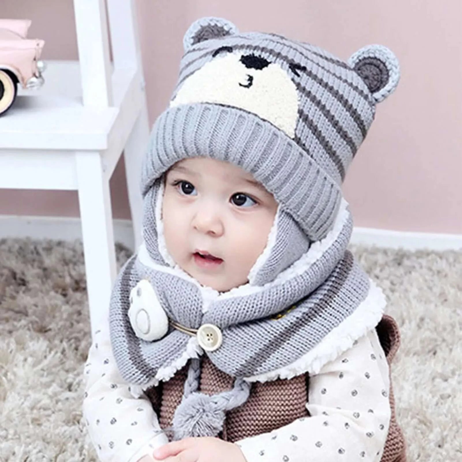 Image of Charming cartoon bear baby beanie and scarf set for cosy winter style. Ideal for ages 6m-3y. Order now at OleOle.