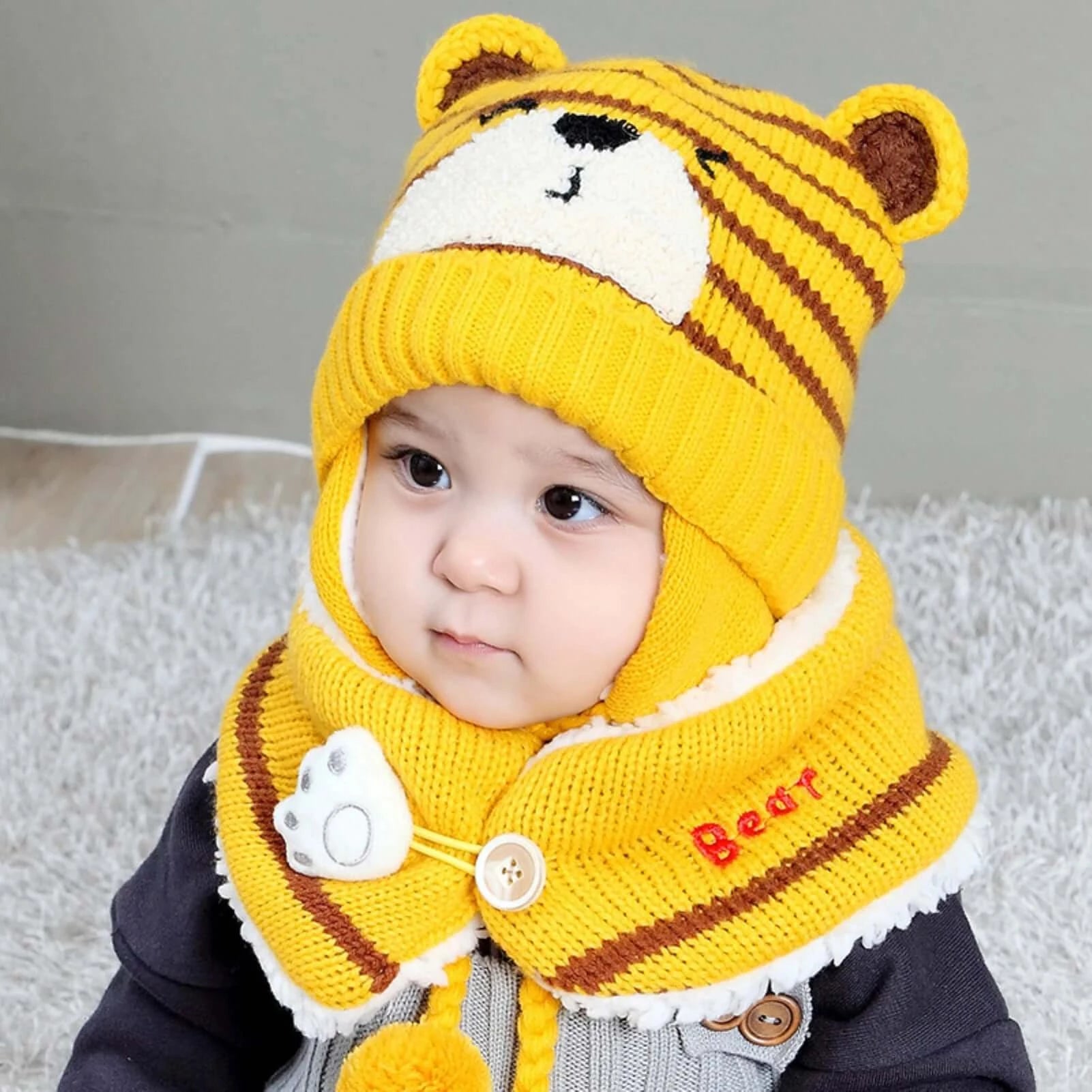 Image of Charming cartoon bear baby beanie and scarf set for cosy winter style. Ideal for ages 6m-3y. Order now at OleOle.