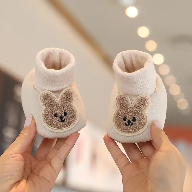 Anime design winter shoes for newborns, plush warmth, soft cloth sole, winter protection, suitable for baby aged 0-18 months.