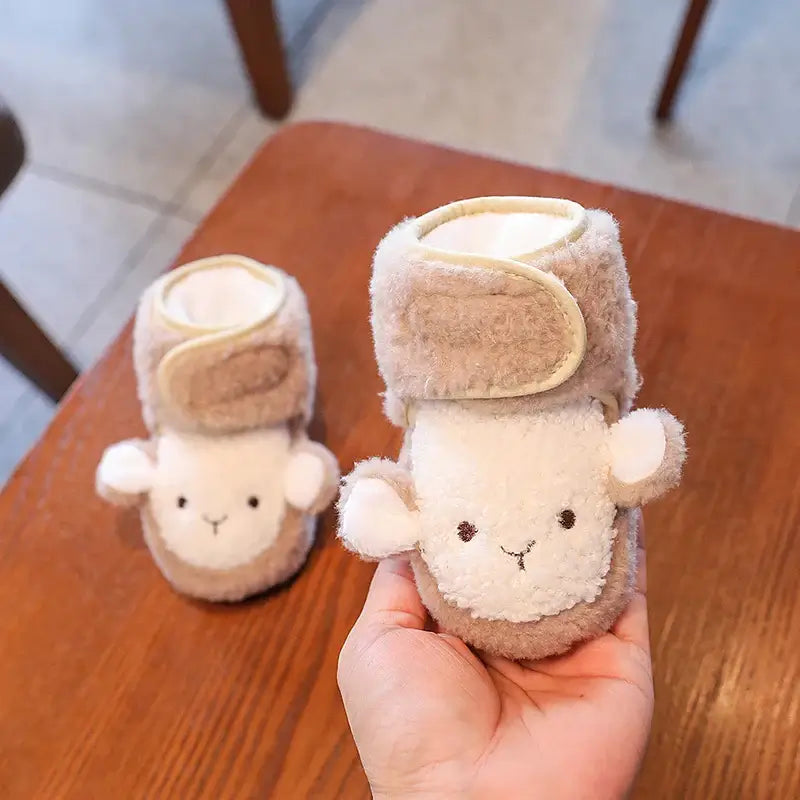 Anime design winter shoes for newborns, plush warmth, soft cloth sole, winter protection, suitable for baby aged 0-18 months.