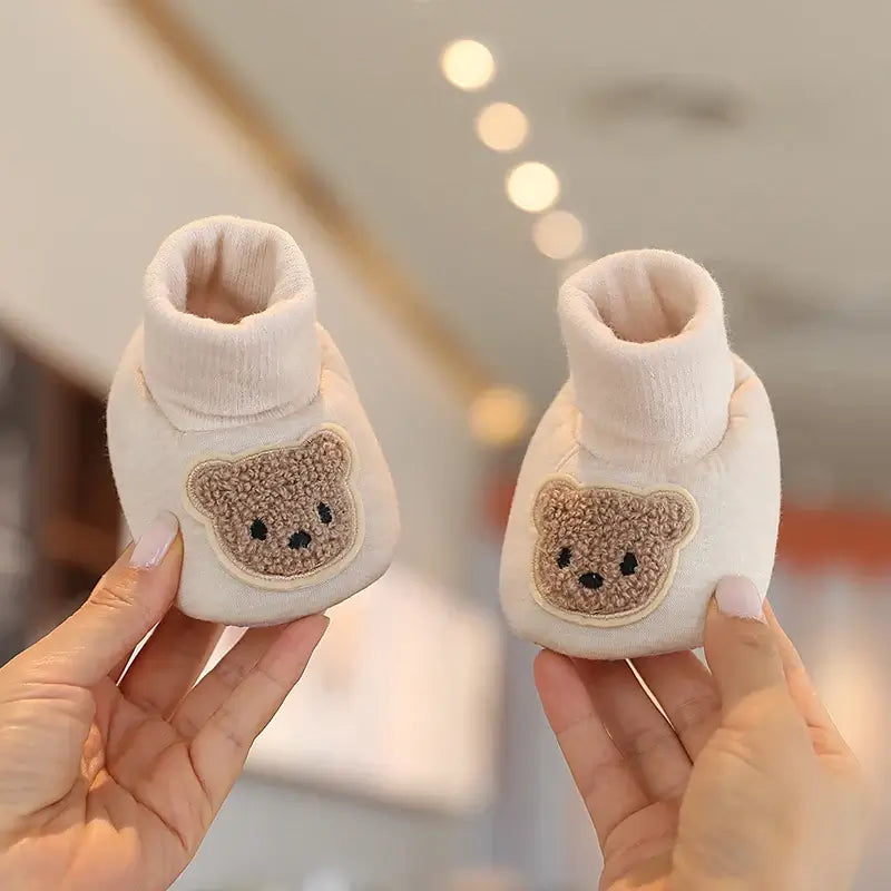 Anime design winter shoes for newborns, plush warmth, soft cloth sole, winter protection, suitable for baby aged 0-18 months.