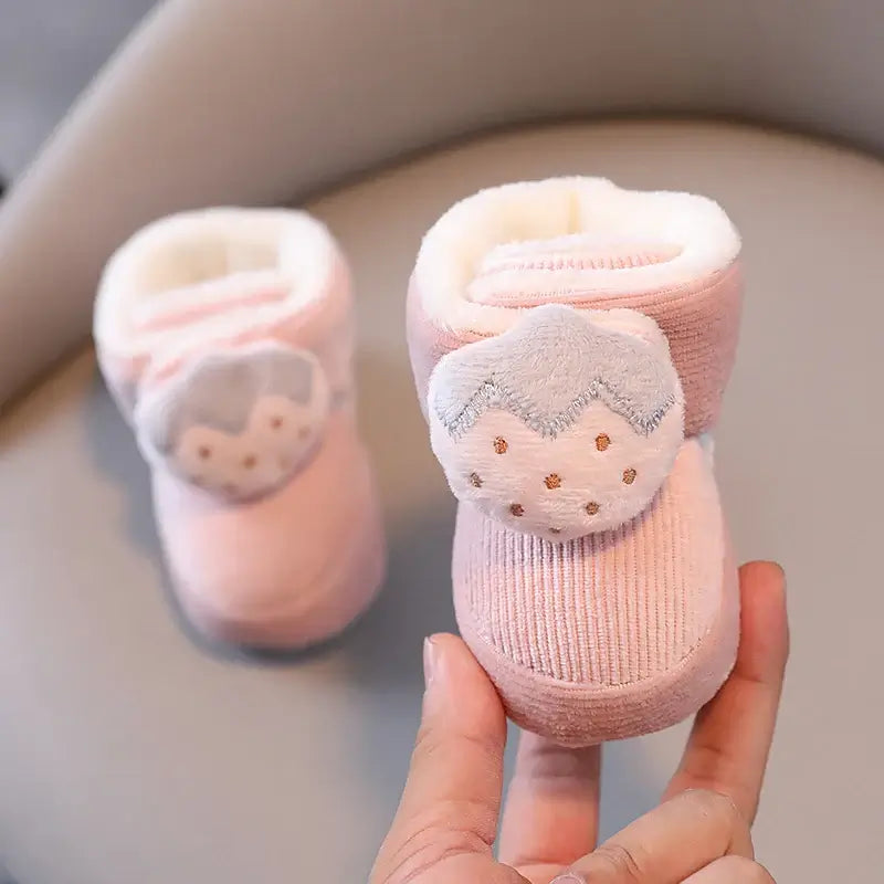 Anime design winter shoes for newborns, plush warmth, soft cloth sole, winter protection, suitable for baby aged 0-18 months.