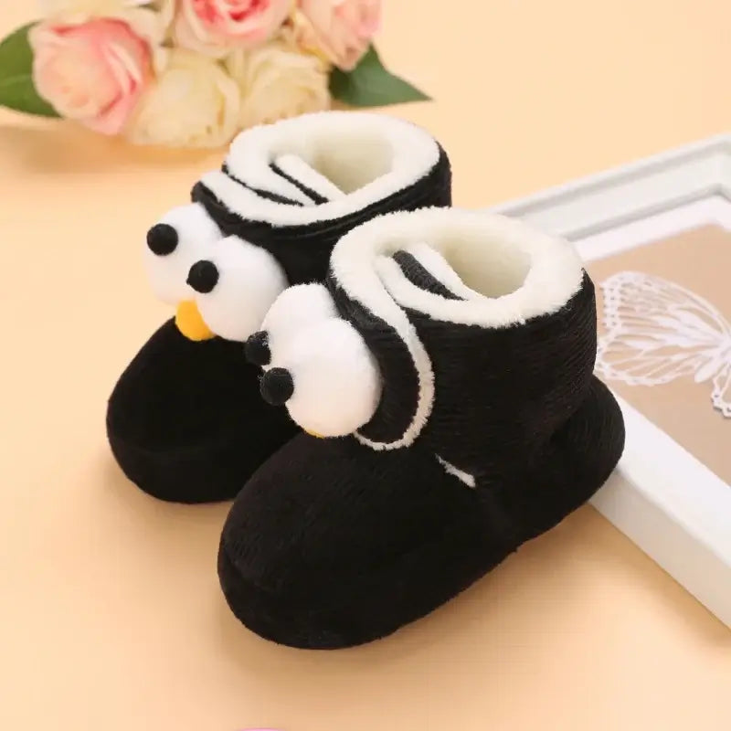 Anime design winter shoes for newborns, plush warmth, soft cloth sole, winter protection, suitable for baby aged 0-18 months.