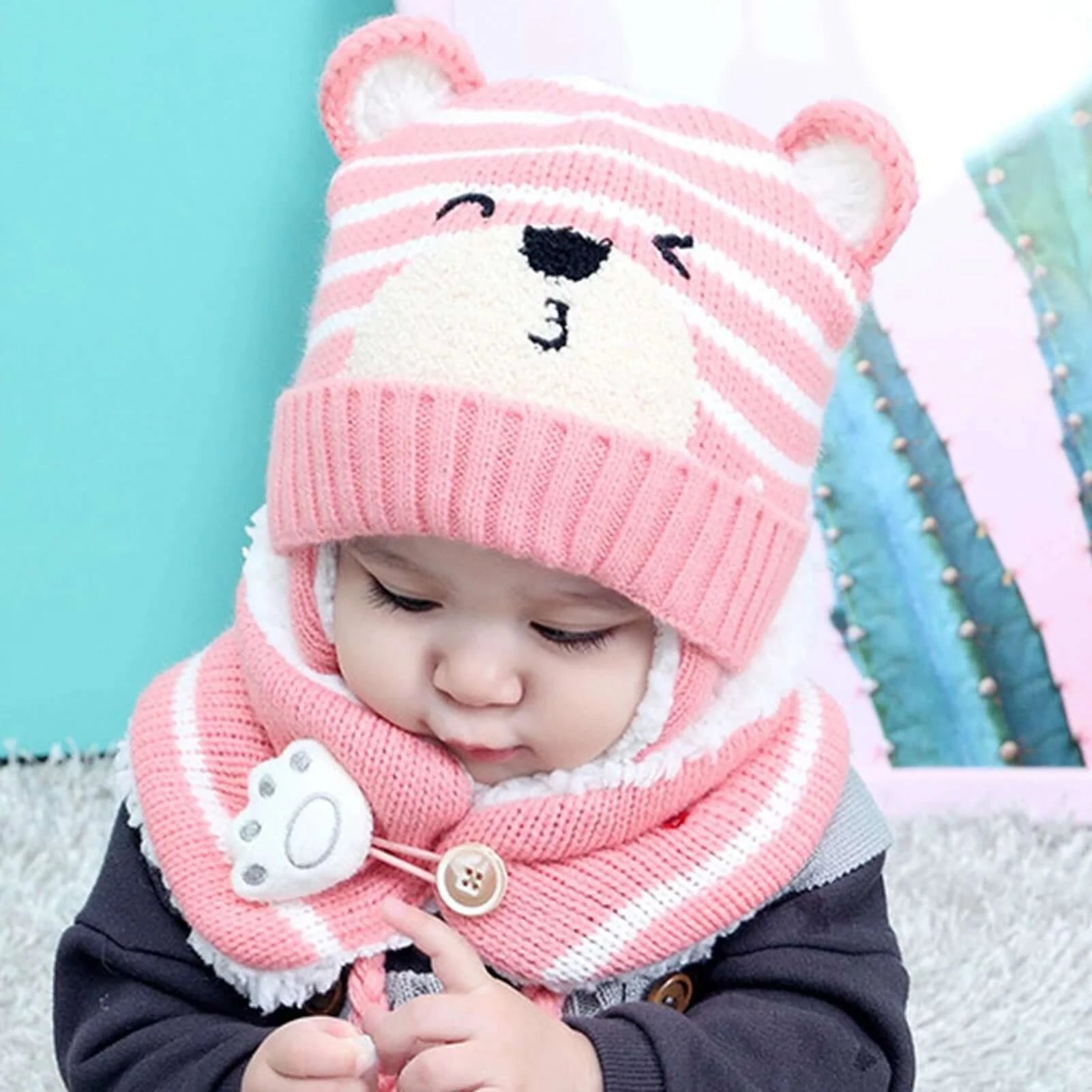 Image of Charming cartoon bear baby beanie and scarf set for cosy winter style. Ideal for ages 6m-3y. Order now at OleOle.