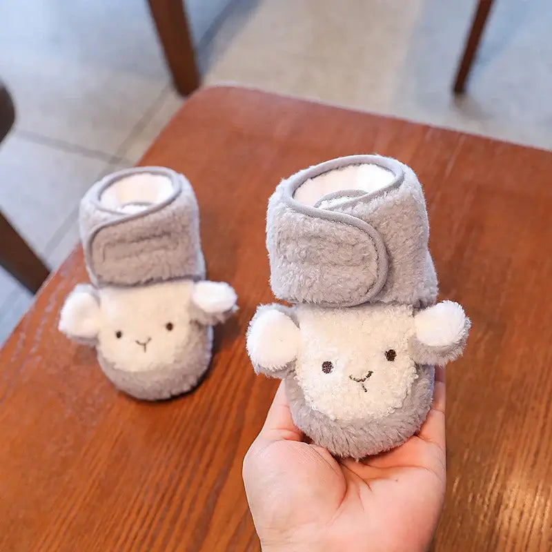 Anime design winter shoes for newborns, plush warmth, soft cloth sole, winter protection, suitable for baby aged 0-18 months.