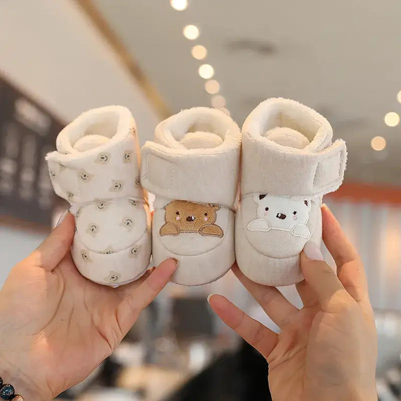 Anime design winter shoes for newborns, plush warmth, soft cloth sole, winter protection, suitable for baby aged 0-18 months.