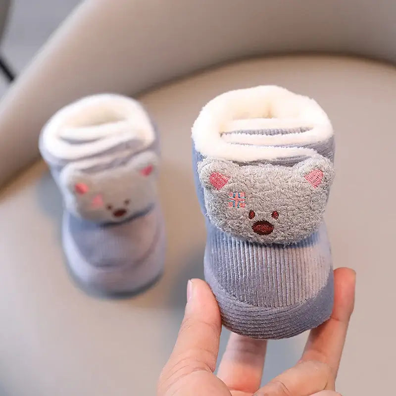 Anime design winter shoes for newborns, plush warmth, soft cloth sole, winter protection, suitable for baby aged 0-18 months.