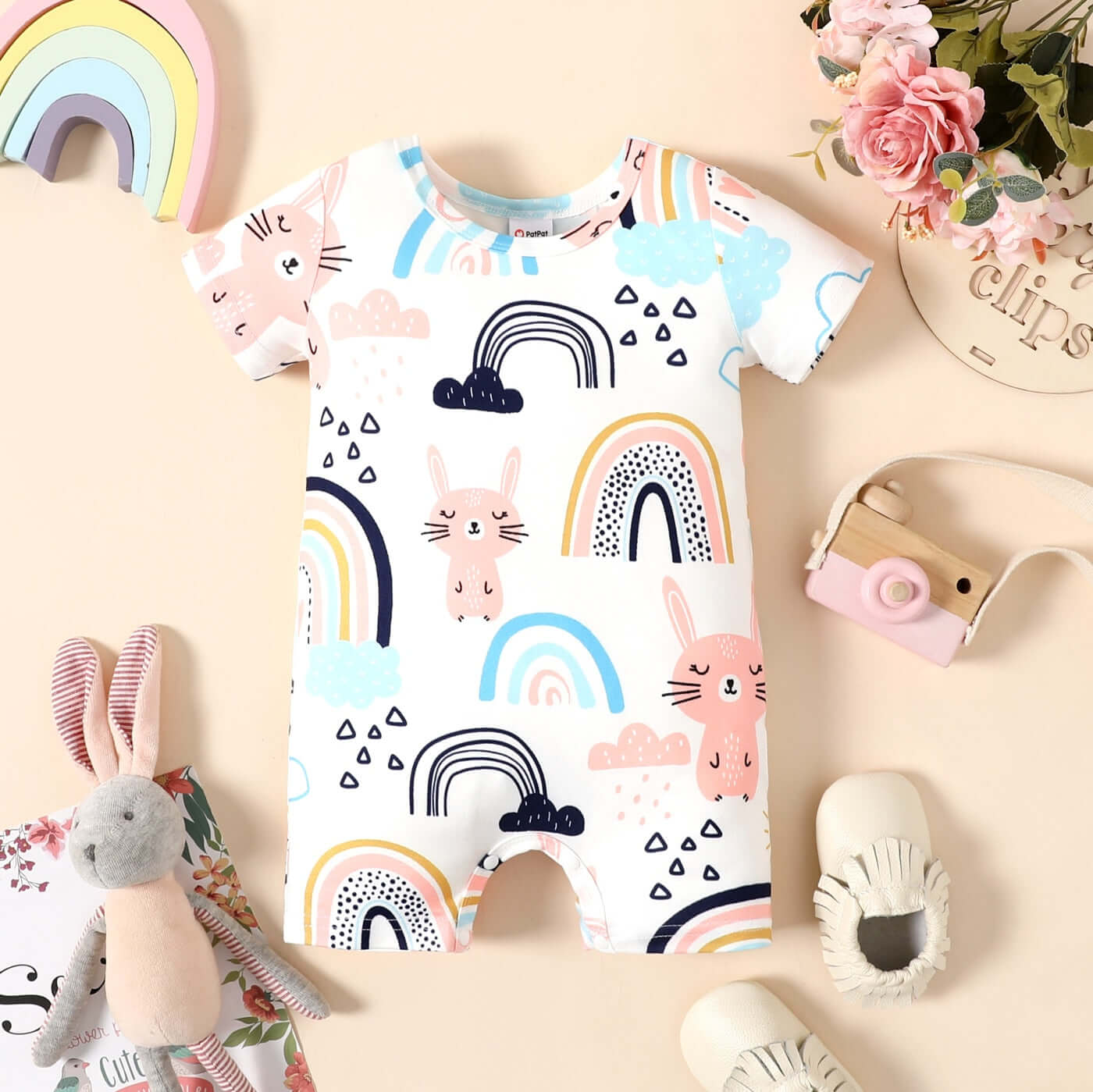 Image of adorable short-sleeve romper jumpsuit for newborn baby girls ages 0 to 18 months available at OleOle. A cute and comfortable outfit for your little one's first adventures.