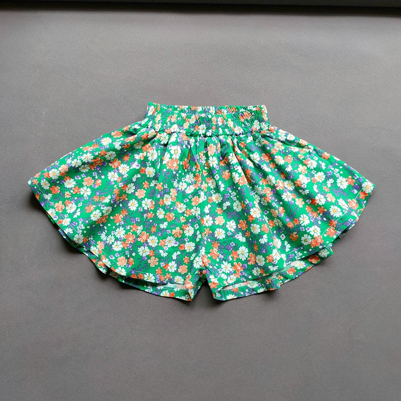 Image of Summer Linen Mini Shorts: Chic and comfy fashion for baby girls aged 1-10 years. Perfect for sunny days. Shop now for adorable style! Shop now at OleOle.