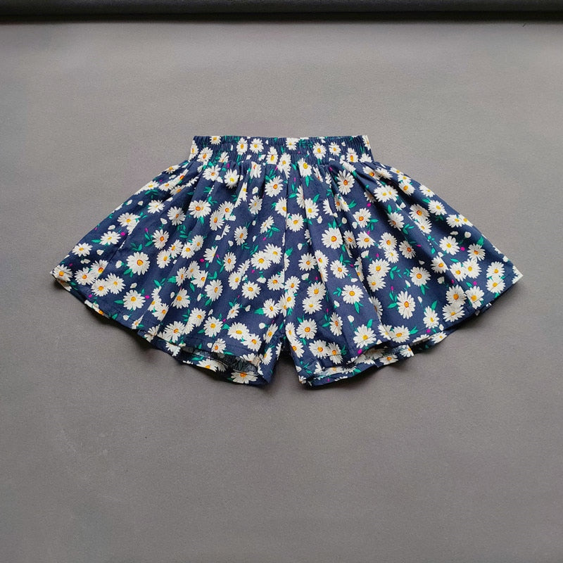 Image of Summer Linen Mini Shorts: Chic and comfy fashion for baby girls aged 1-10 years. Perfect for sunny days. Shop now for adorable style! Shop now at OleOle.