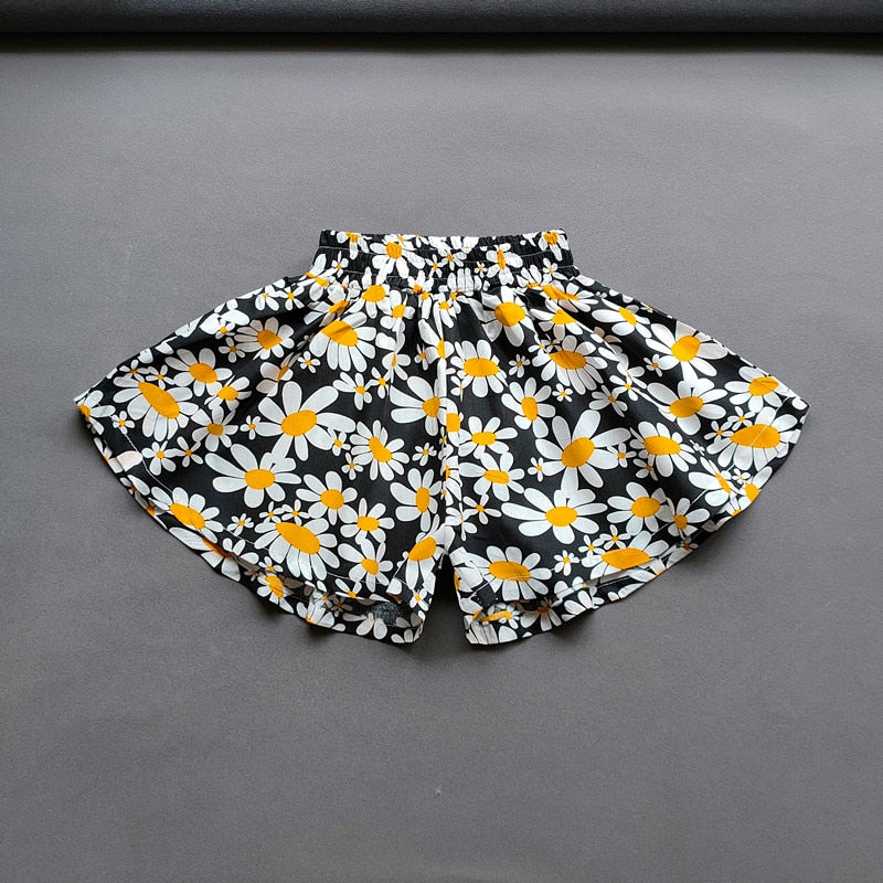 Image of Summer Linen Mini Shorts: Chic and comfy fashion for baby girls aged 1-10 years. Perfect for sunny days. Shop now for adorable style! Shop now at OleOle.