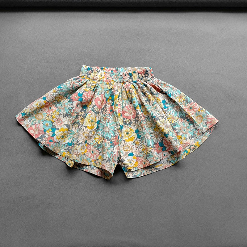 Image of Summer Linen Mini Shorts: Chic and comfy fashion for baby girls aged 1-10 years. Perfect for sunny days. Shop now for adorable style! Shop now at OleOle.