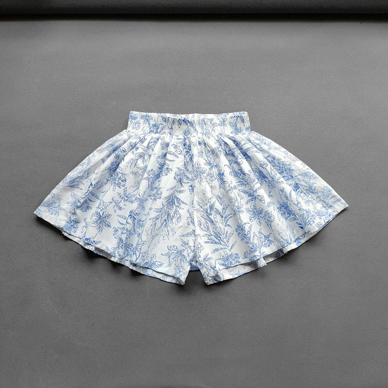 Image of Summer Linen Mini Shorts: Chic and comfy fashion for baby girls aged 1-10 years. Perfect for sunny days. Shop now for adorable style! Shop now at OleOle.