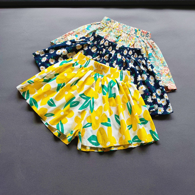 Image of Summer Linen Mini Shorts: Chic and comfy fashion for baby girls aged 1-10 years. Perfect for sunny days. Shop now for adorable style! Shop now at OleOle.